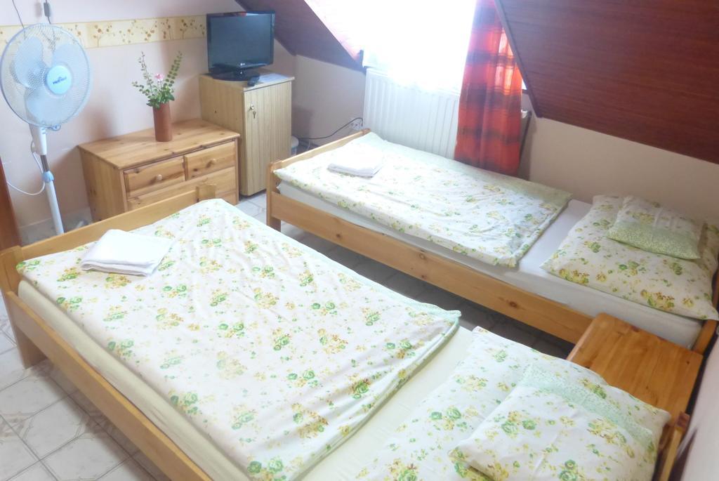 Hotel Família Panzió Pannonhalma Habitación foto