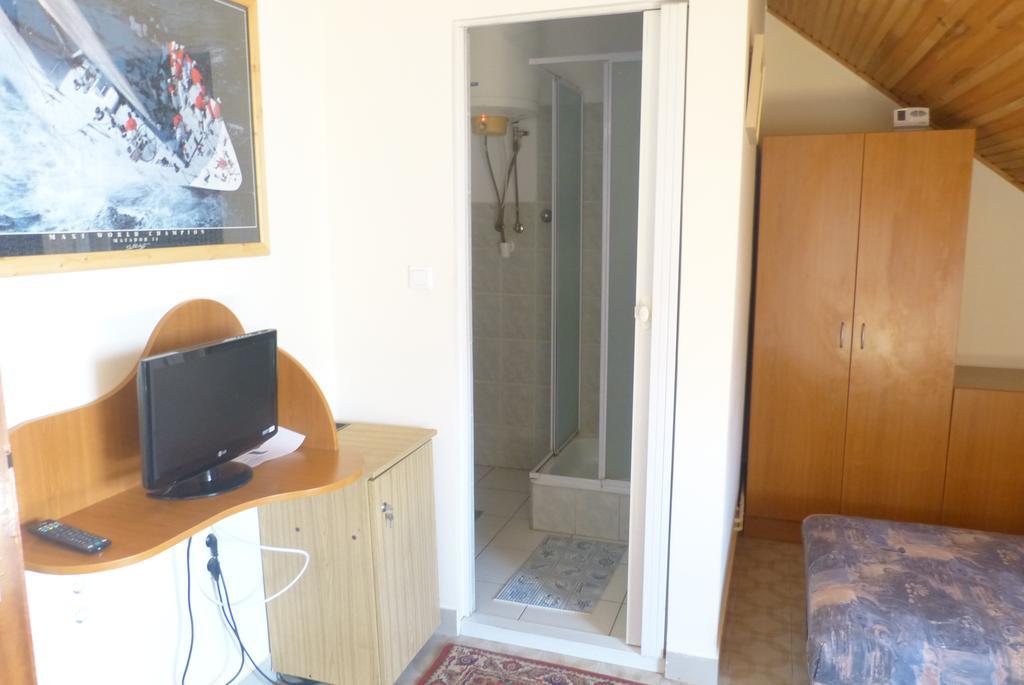Hotel Família Panzió Pannonhalma Habitación foto