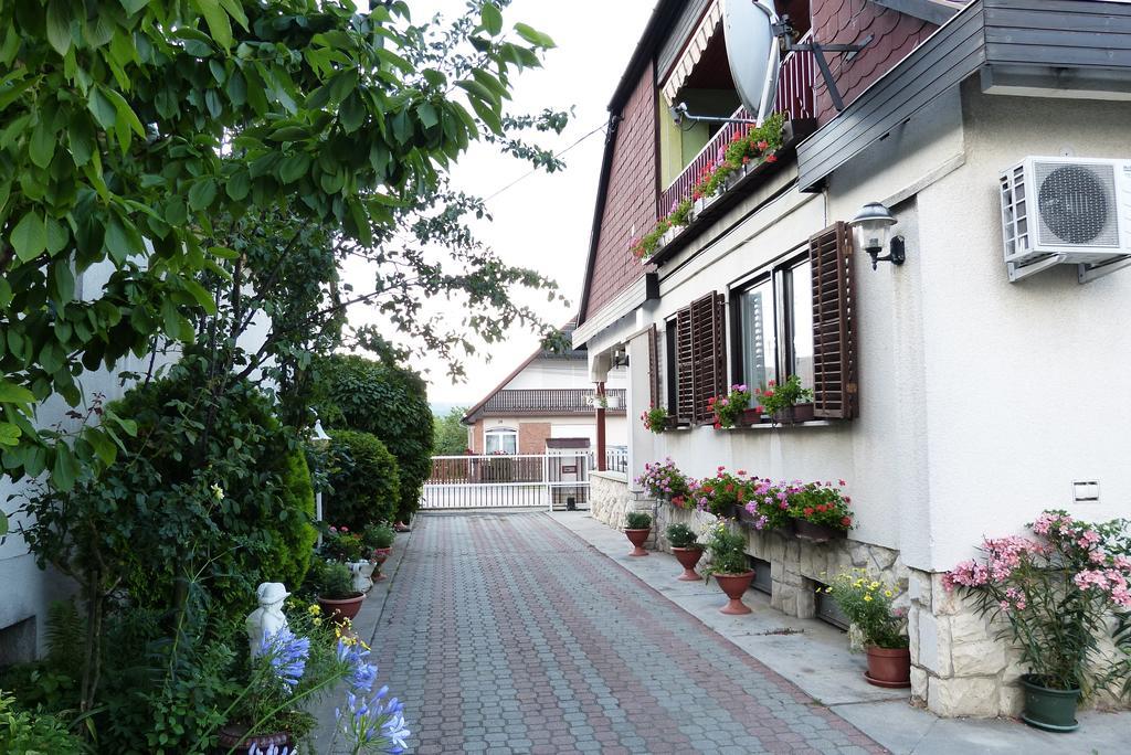 Hotel Família Panzió Pannonhalma Exterior foto