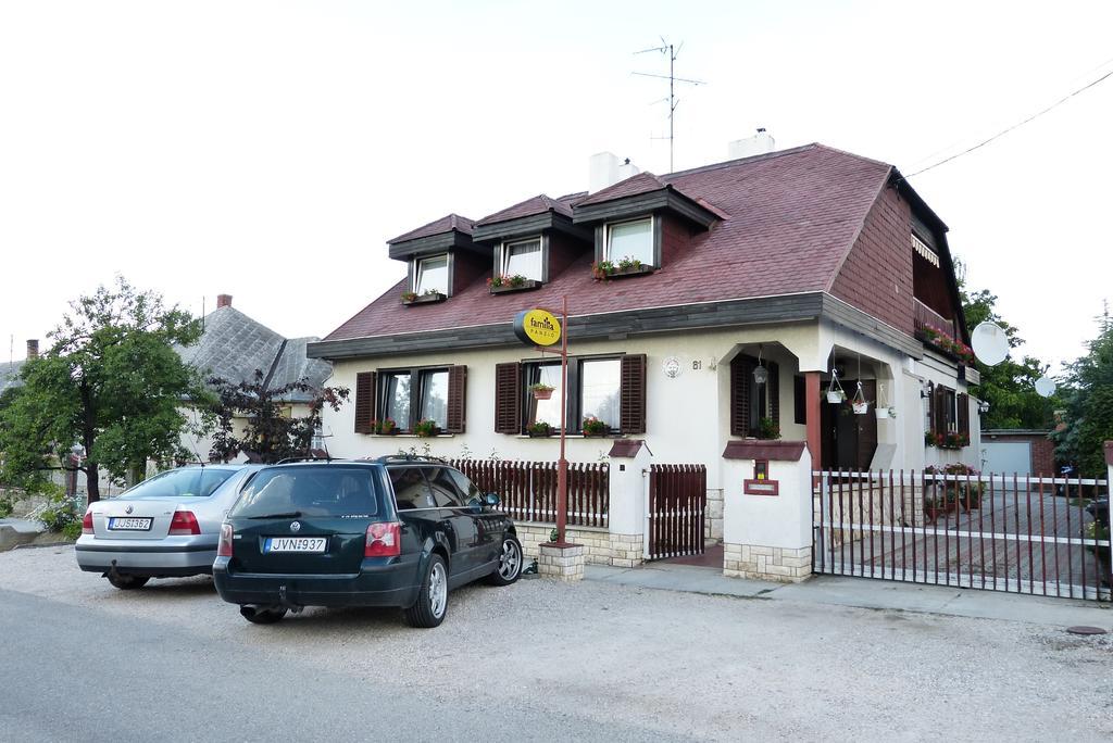 Hotel Família Panzió Pannonhalma Exterior foto