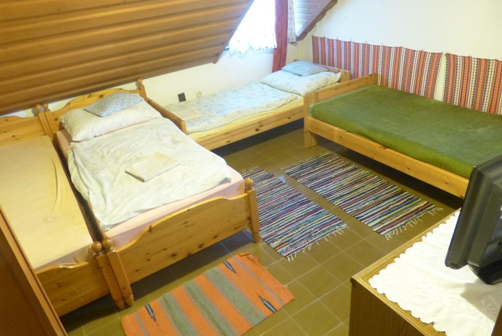 Hotel Família Panzió Pannonhalma Habitación foto